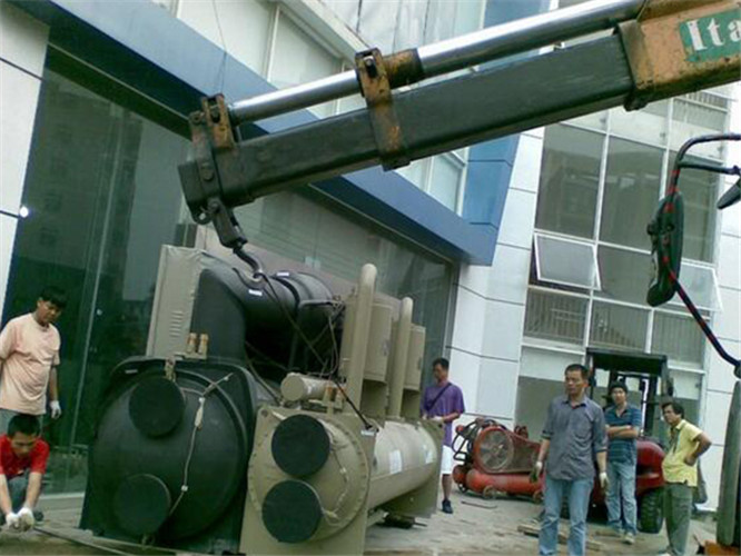 南阳市随车吊和汽车吊的核心区别是什么？哪种更省钱？